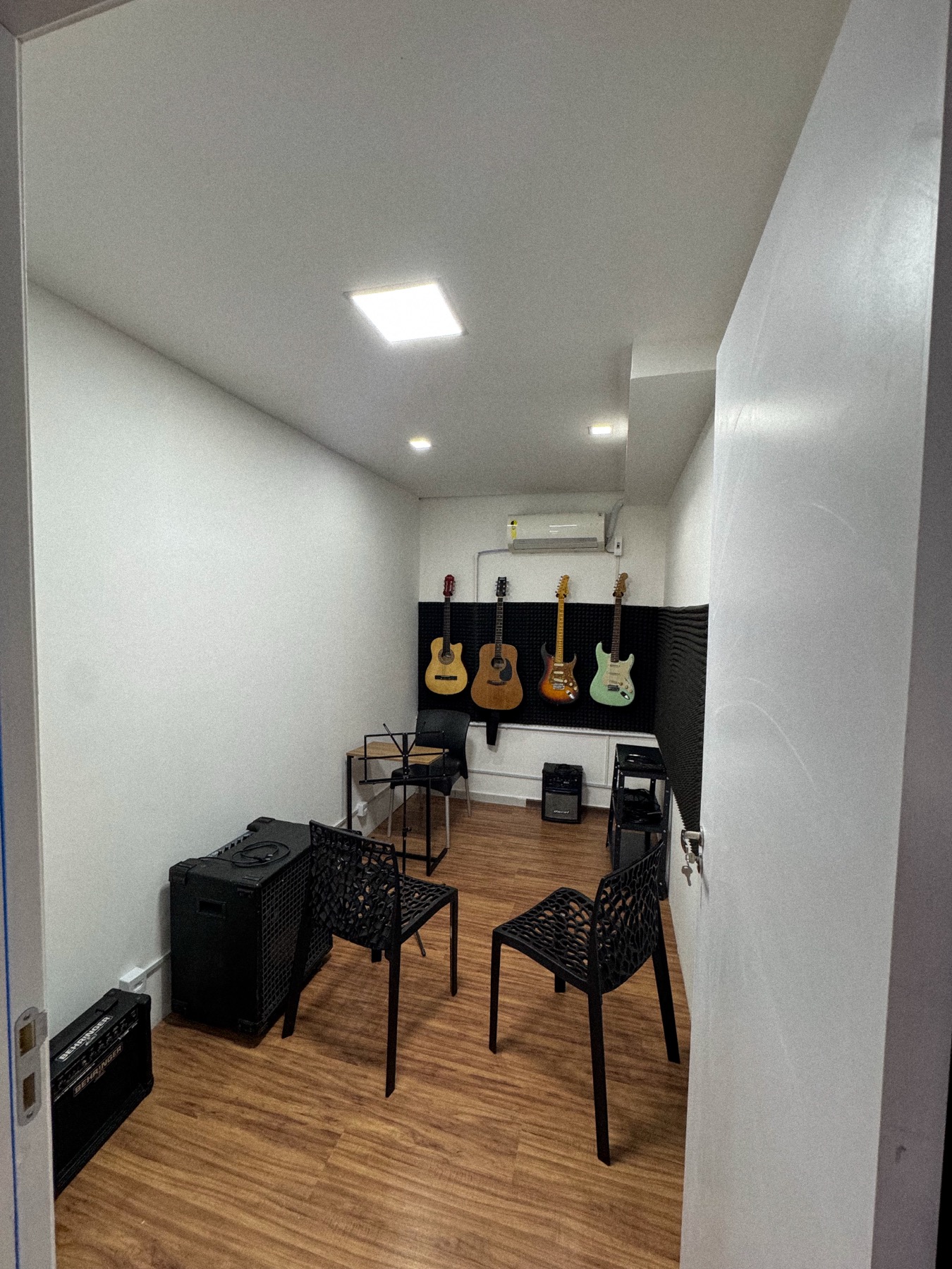 Sala de cordas com guitarras e violões